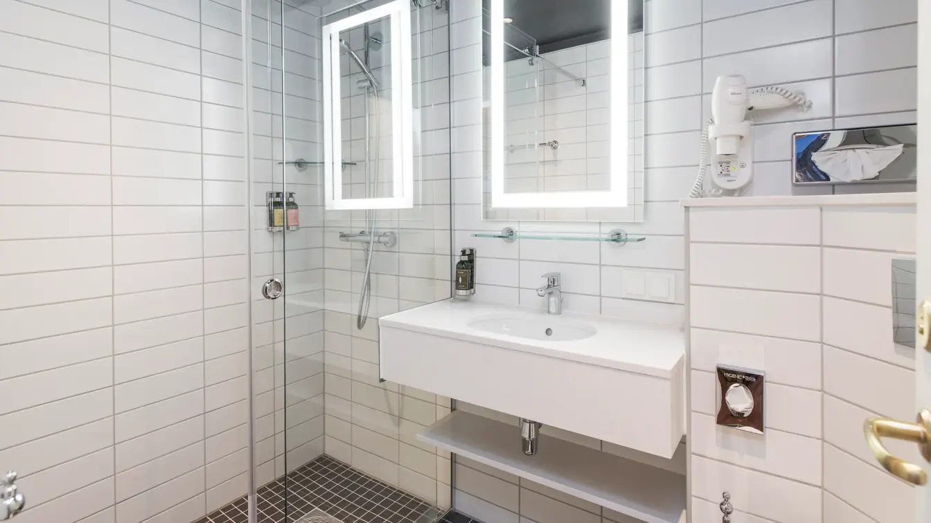Bad med dusj og stort speil på Hotel Bristol i Oslo sentrum