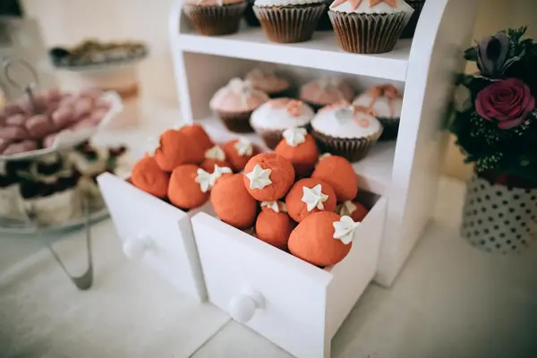 Skuff fylt med jordbær-godteri