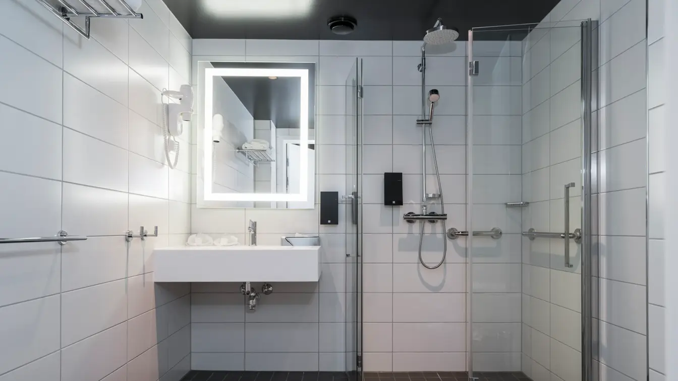 Vask og dusj på handikaprom på Thon Hotel Spectrum i Oslo sentrum