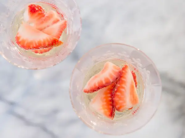 Nærbilde av jordbær i champagneglass sett ovenfra. Foto til artikkel om dekorasjoner til 17. mai-feiring.
