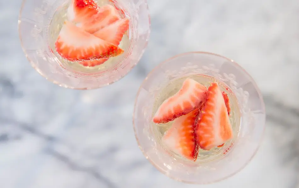 Nærbilde av jordbær i champagneglass sett ovenfra. Foto til artikkel om dekorasjoner til 17. mai-feiring.