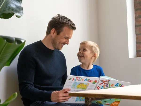 Mann og gutt som leser bok