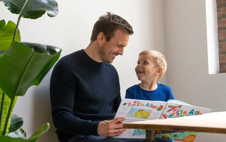 Mann og gutt som leser bok