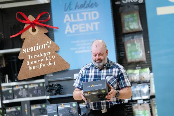 Mann som står inne på Clas Ohlson med en pakke. Clas Ohlson åpner kl 9 på torsdager i desember for kunder i risikogruppen