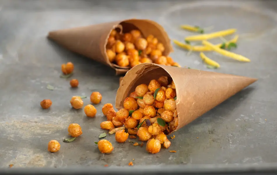 Sprø kikerter i bakepapir formet som kjegler