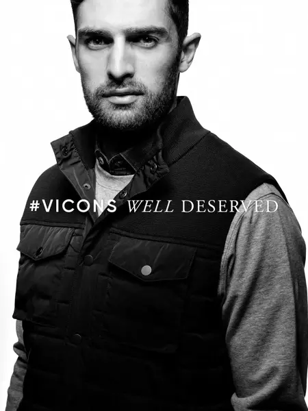 Damemodell krøllete blondt hår og ytterkåpe med småruter, ytterjakke boblejakke med hette, herremodell med trendy boblevest og damemodell med sort singlett og cropped dressbukse