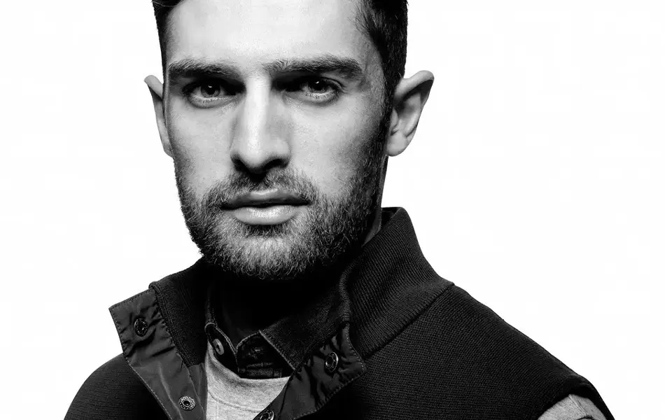 Damemodell krøllete blondt hår og ytterkåpe med småruter, ytterjakke boblejakke med hette, herremodell med trendy boblevest og damemodell med sort singlett og cropped dressbukse