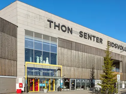 Thon Senter Eidsvoll fasade, med logo og inngang.