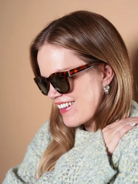 Dame med brunspettet Saint Laurent solbriller