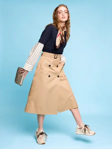 Dame som viser vårmote