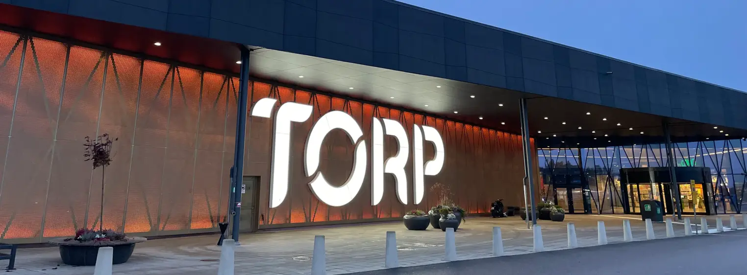 Bildet viser fasaden på kjøpesenteret Torp köpcentrum ved Uddevalla. 