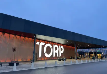 Bildet viser fasaden på kjøpesenteret Torp köpcentrum ved Uddevalla. 