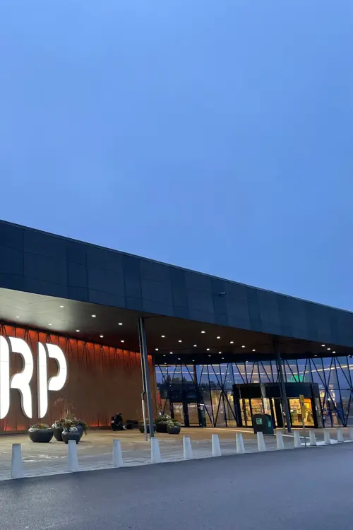 Bildet viser fasaden på kjøpesenteret Torp köpcentrum ved Uddevalla. 