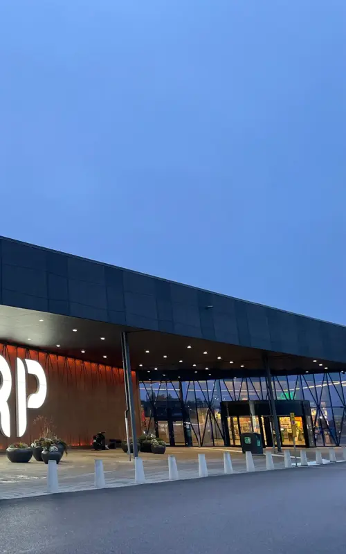 Bildet viser fasaden på kjøpesenteret Torp köpcentrum ved Uddevalla. 