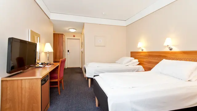 Senger og TV i rom påThon Hotel Saga i Haugesund