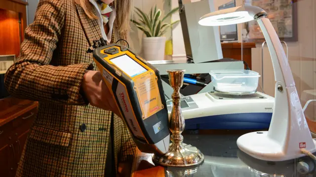 Maskin som måler metall i gjenstander