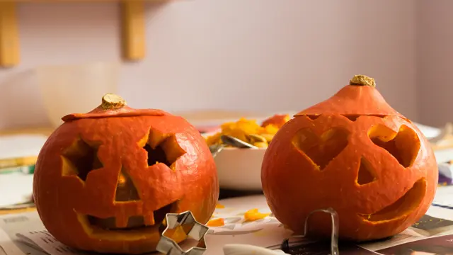 Utskjærte ansikt på gresskar