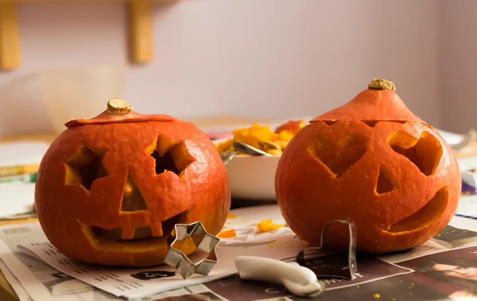 Utskjærte ansikt på gresskar