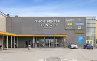 Thon Senter Steinskjer fasade, inngang med logo over.