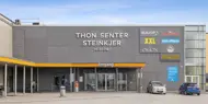 Thon Senter Steinskjer fasade, inngang med logo over.