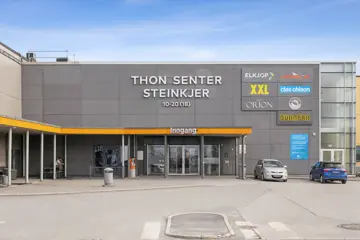 Thon Senter Steinskjer fasade, inngang med logo over.