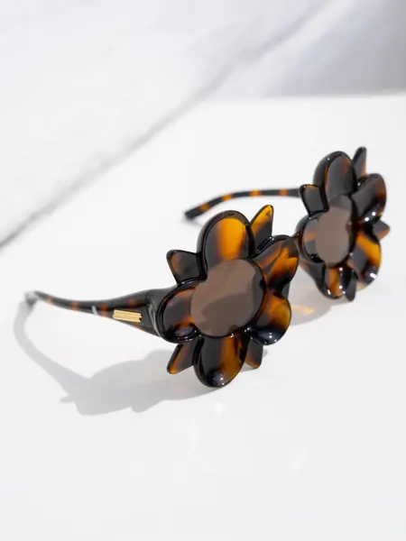 Runde solbriller som ser ut som blomster.