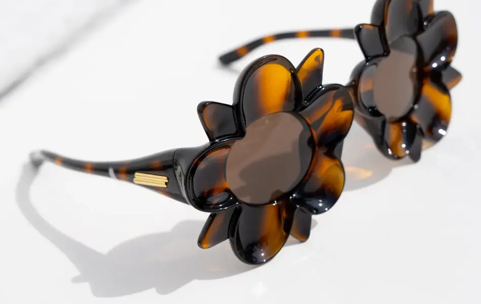 Runde solbriller som ser ut som blomster.