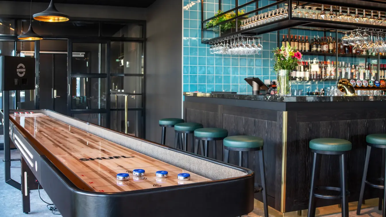 Shuffle board, bar, stoler