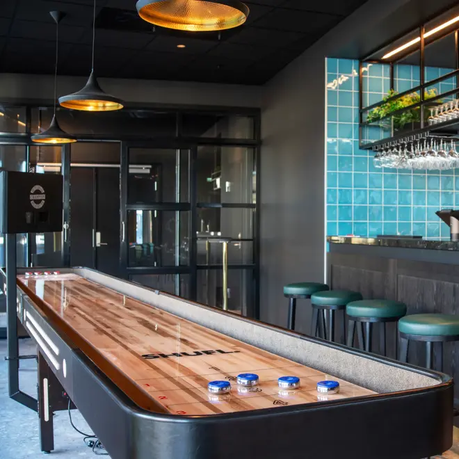 Shuffle board, bar, stoler