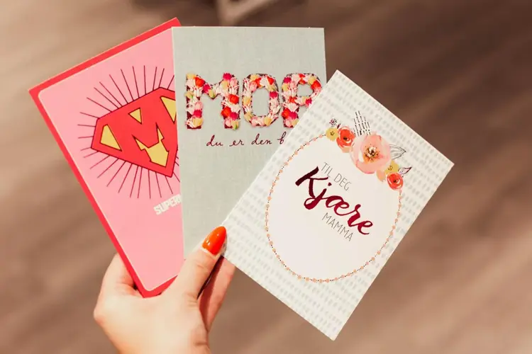 Hånd som holder kort til mor