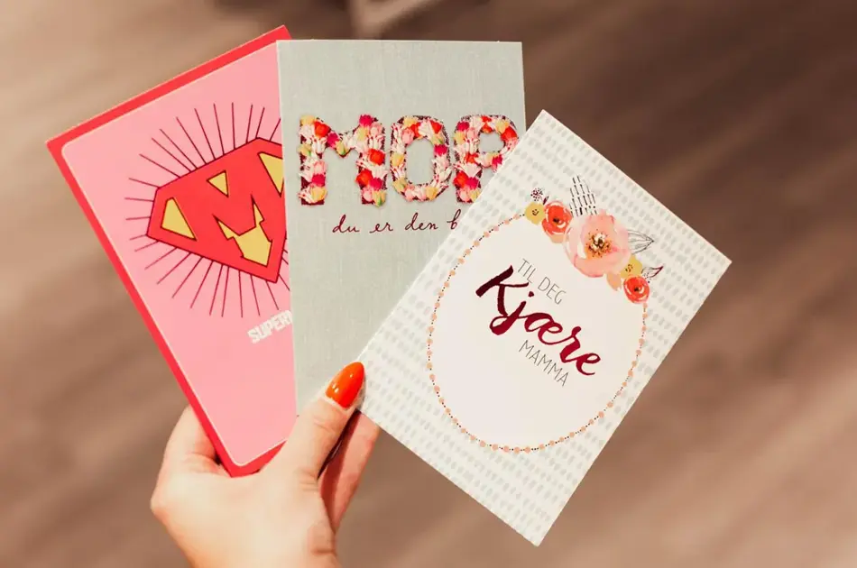 Hånd som holder kort til mor