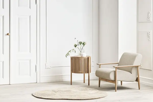 Stol og et lite sidebord