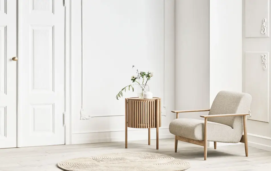 Stol og et lite sidebord