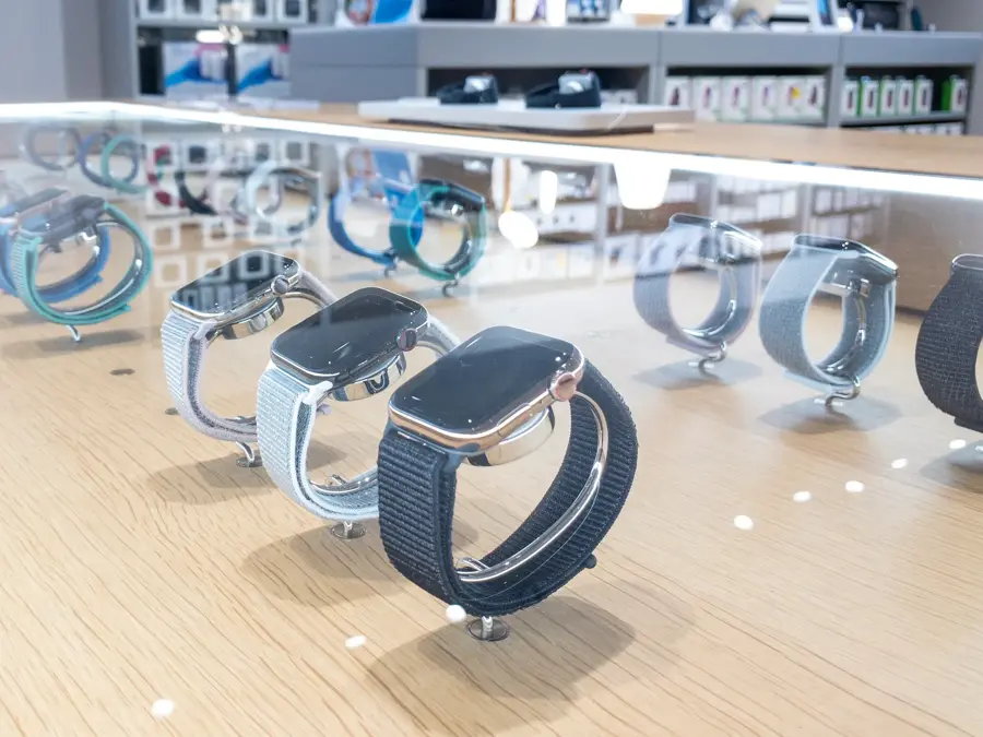 Glassmonter over en rekke Apple Watch