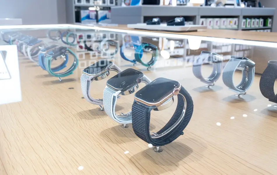 Glassmonter over en rekke Apple Watch