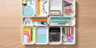 Kontorgjenstander er nøye kategorisert i hver sin boks.