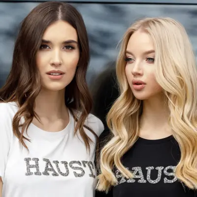 Damer med hvit og svart t-skjorte 