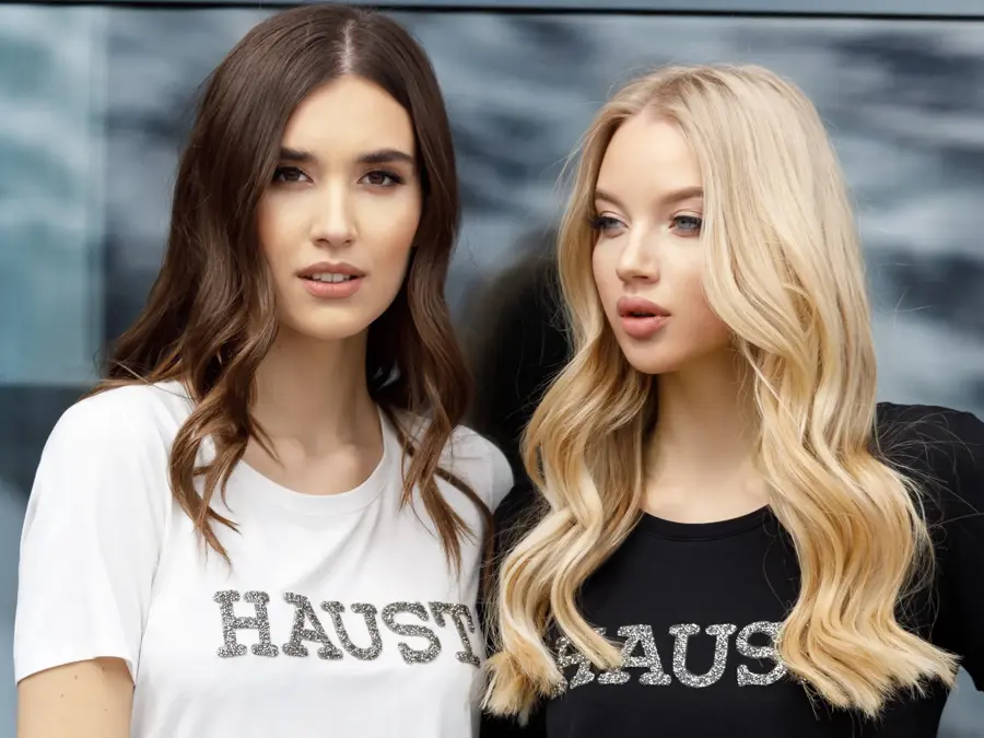 Damer med hvit og svart t-skjorte 