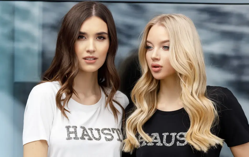 Damer med hvit og svart t-skjorte 