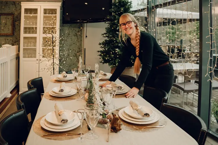 Dekk et fint bord og hent heller maten på kjøkkenet under julemiddagen i år. Det er så hyggelig å se på et pent pyntet bord mens man spiser, sier Lisa Marie Lar