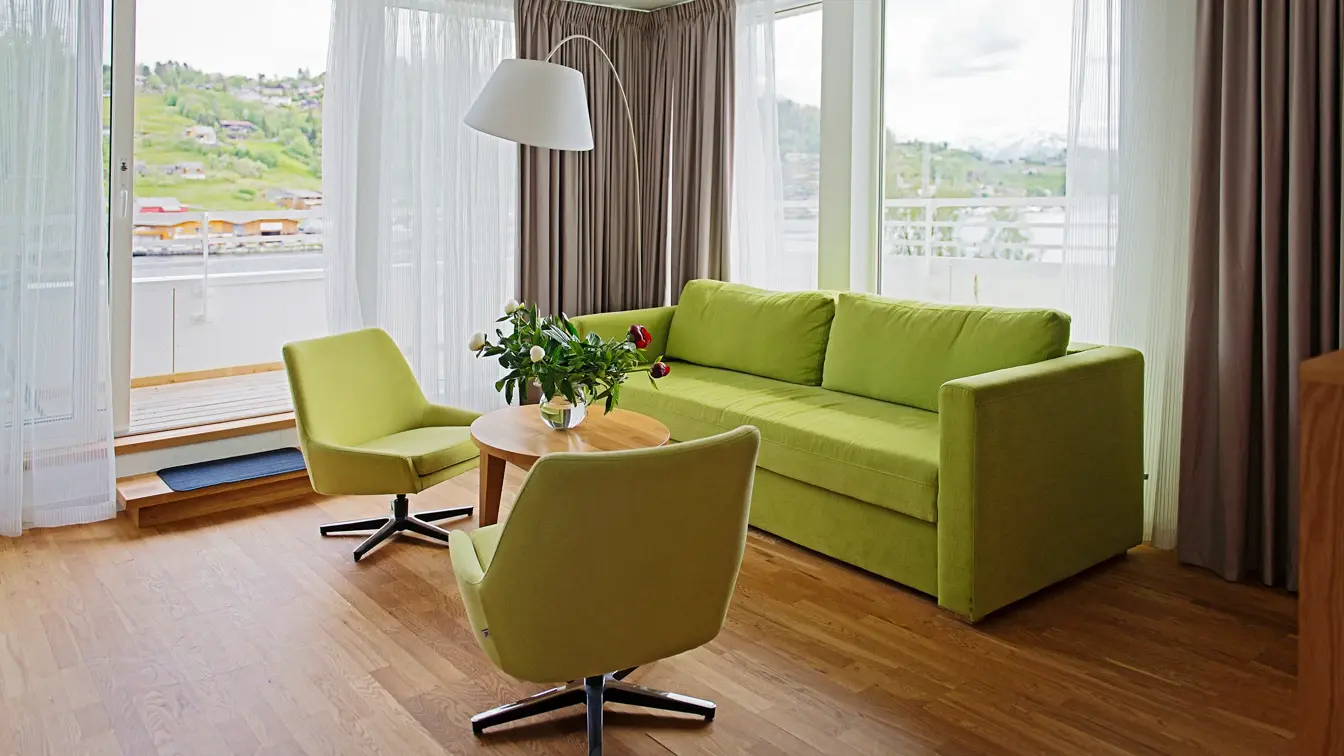 Sittegruppe med sofa og to stoler på suite på Thon Hotel Sandven