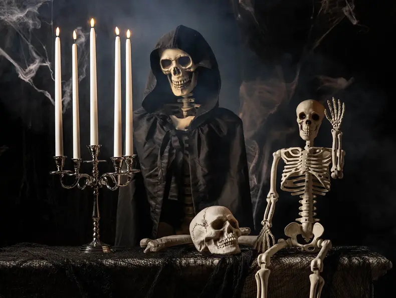 Halloween dekorajsoner med skjelett og lysestake.