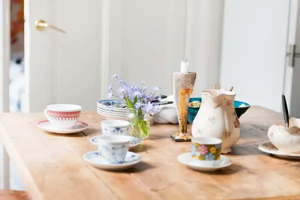 Lilla syriner på hvitt utebord i hagen 