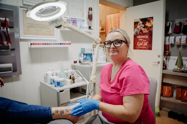 ansatt viser frem hudpleie