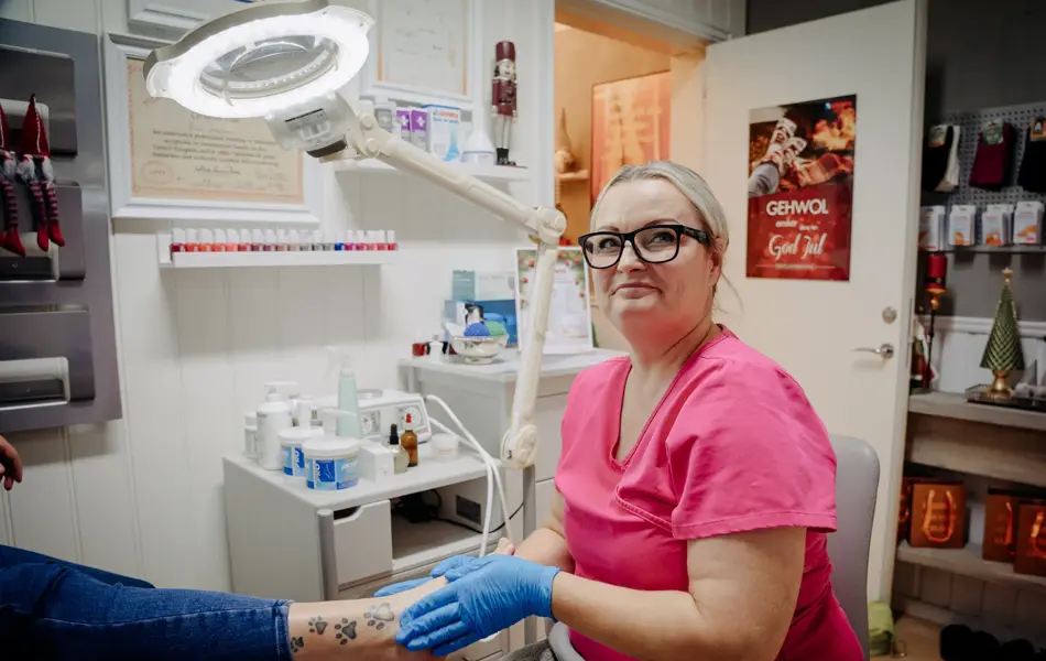 ansatt viser frem hudpleie