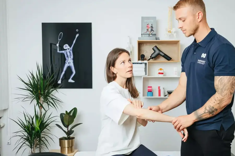 mann som undersøker kvinnelig pasient