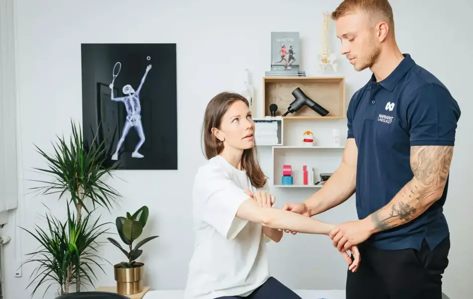 mann som undersøker kvinnelig pasient