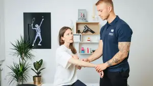 mann som undersøker kvinnelig pasient