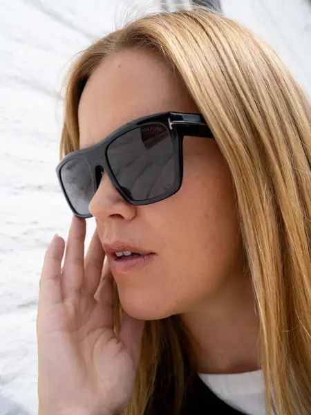 Damemodell med sorte solbriller