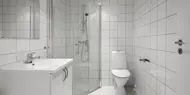 Bad med servant og toalett, leilighet H0308, Hallingtunet i Flå.